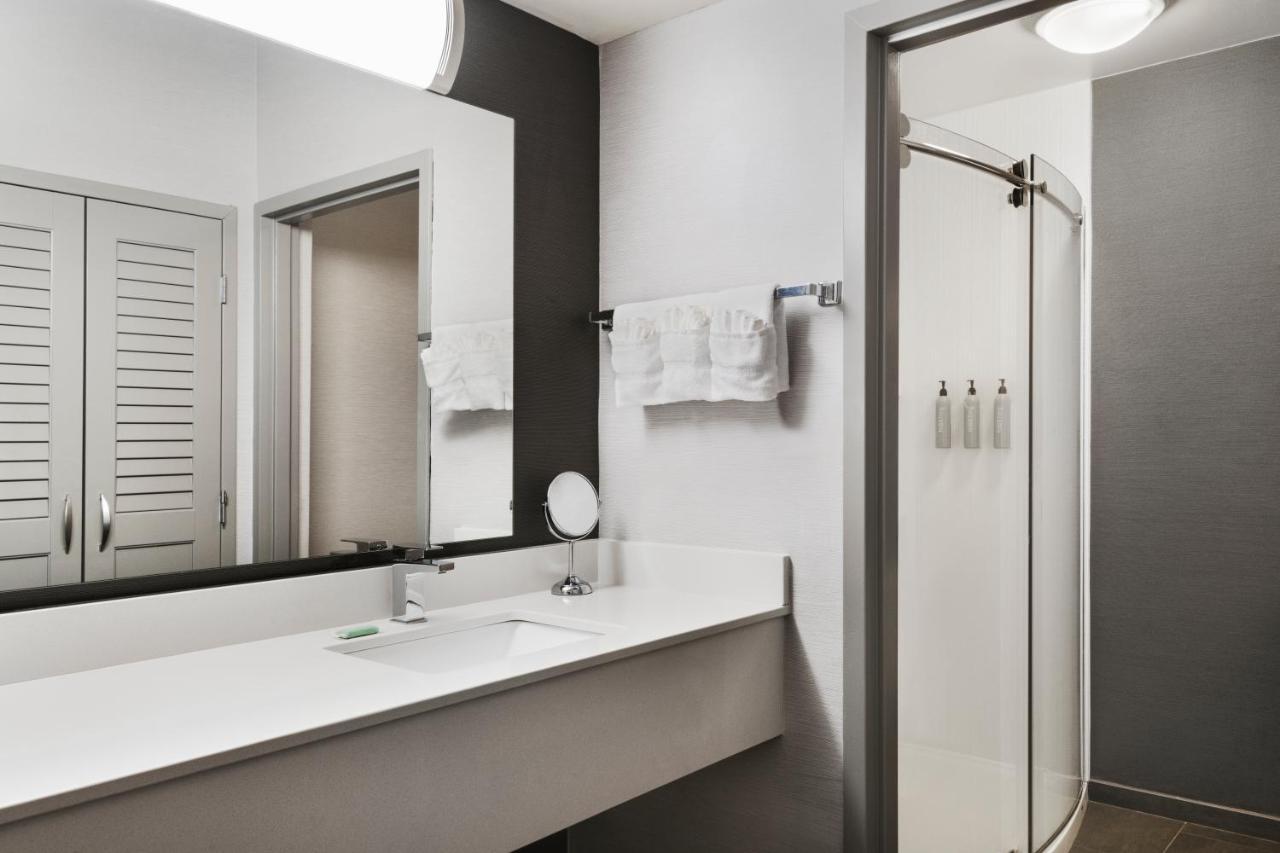 Courtyard By Marriott Burlington Hotel Ngoại thất bức ảnh