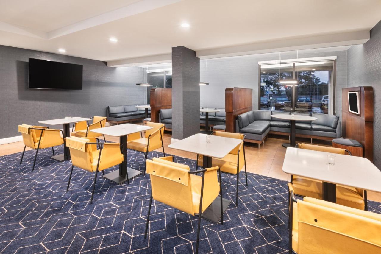 Courtyard By Marriott Burlington Hotel Ngoại thất bức ảnh