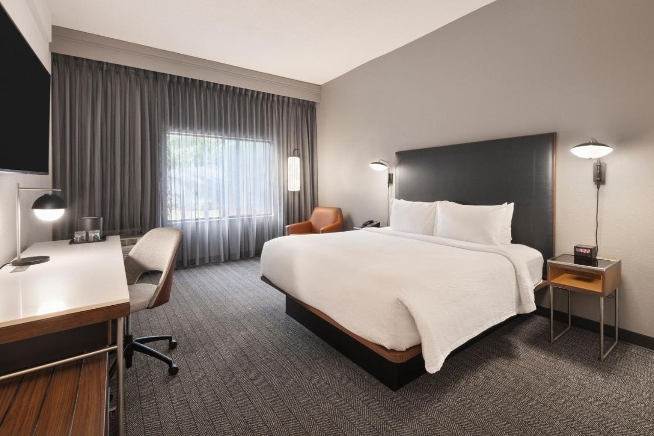 Courtyard By Marriott Burlington Hotel Ngoại thất bức ảnh