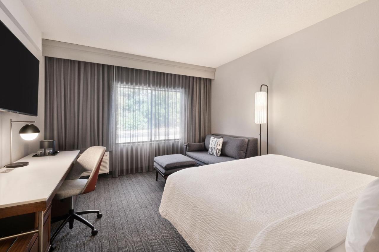 Courtyard By Marriott Burlington Hotel Ngoại thất bức ảnh