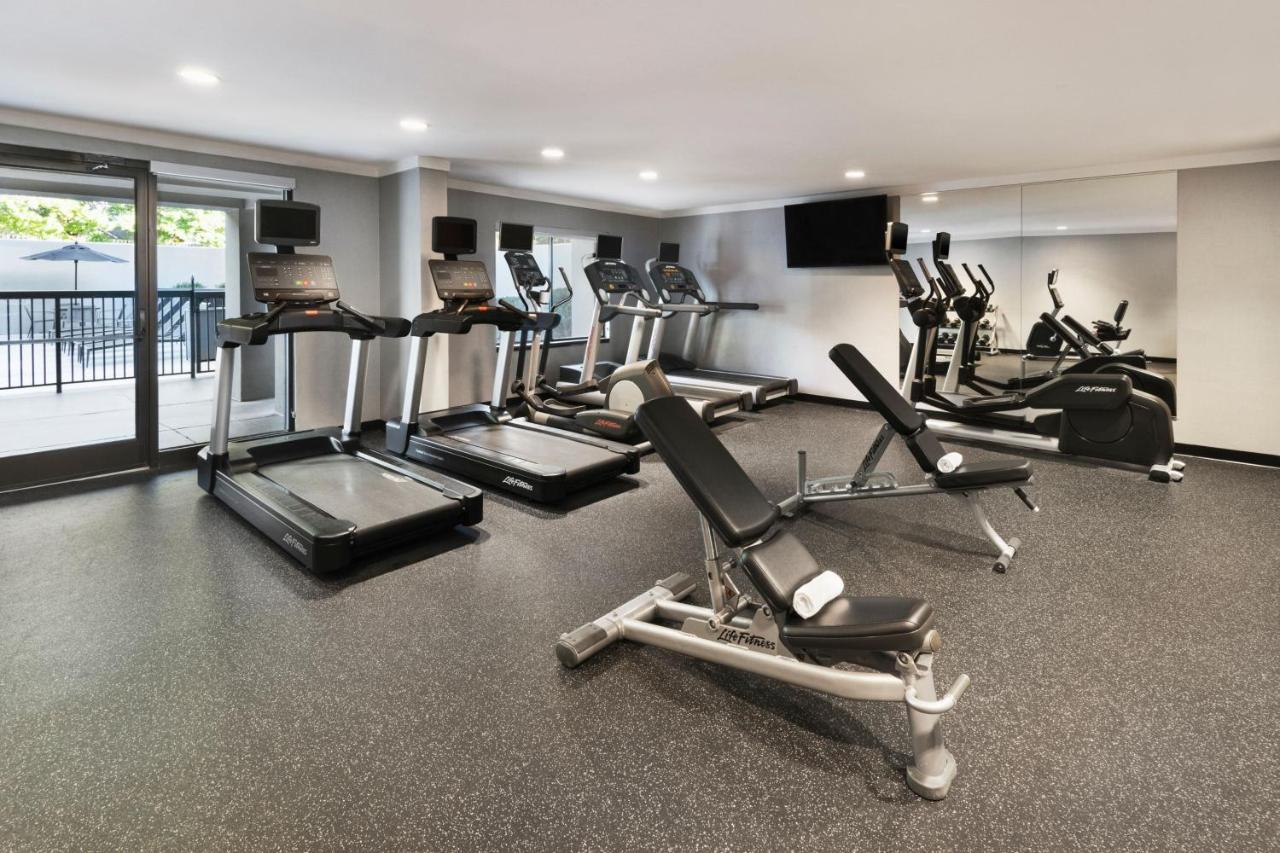 Courtyard By Marriott Burlington Hotel Ngoại thất bức ảnh