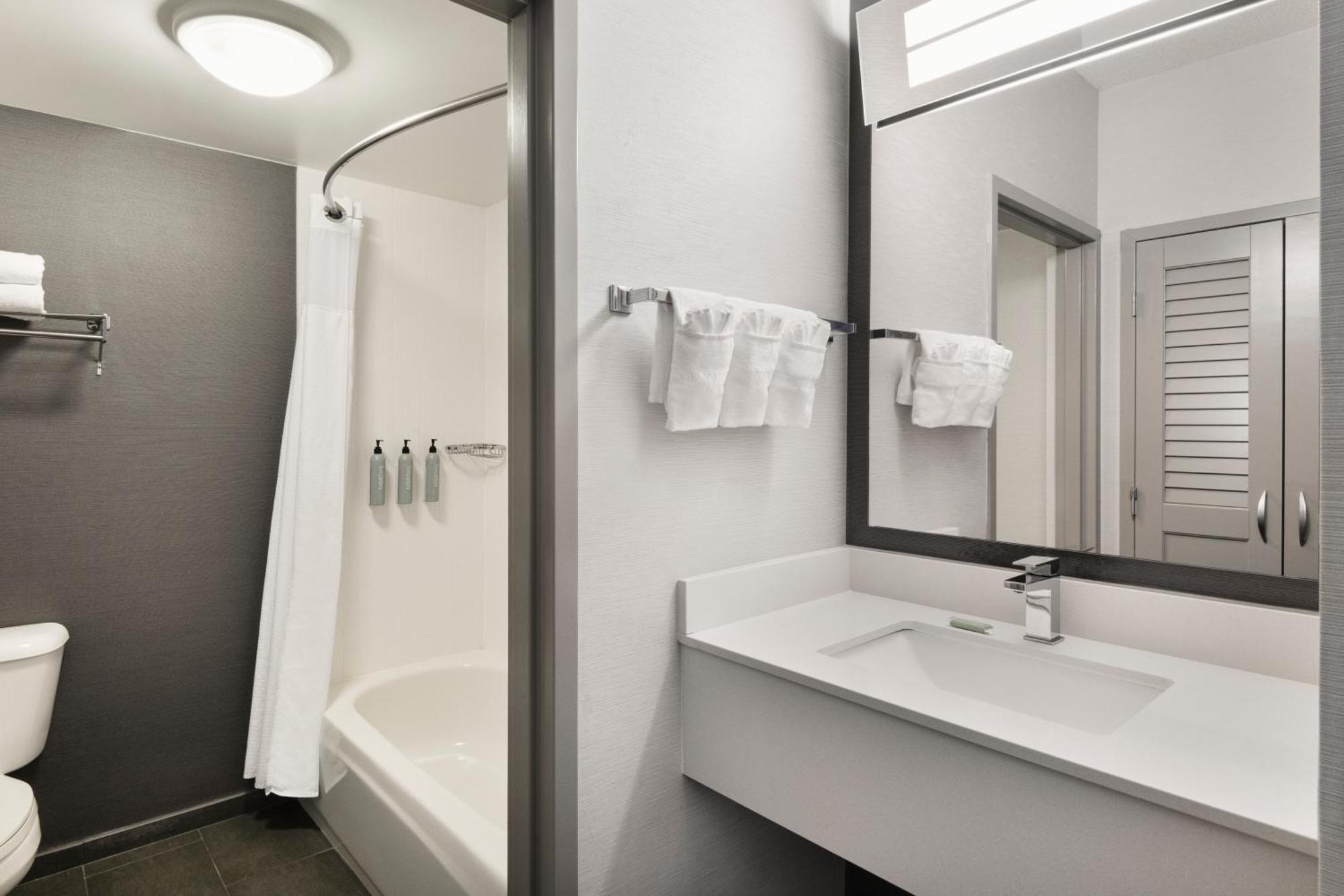 Courtyard By Marriott Burlington Hotel Ngoại thất bức ảnh