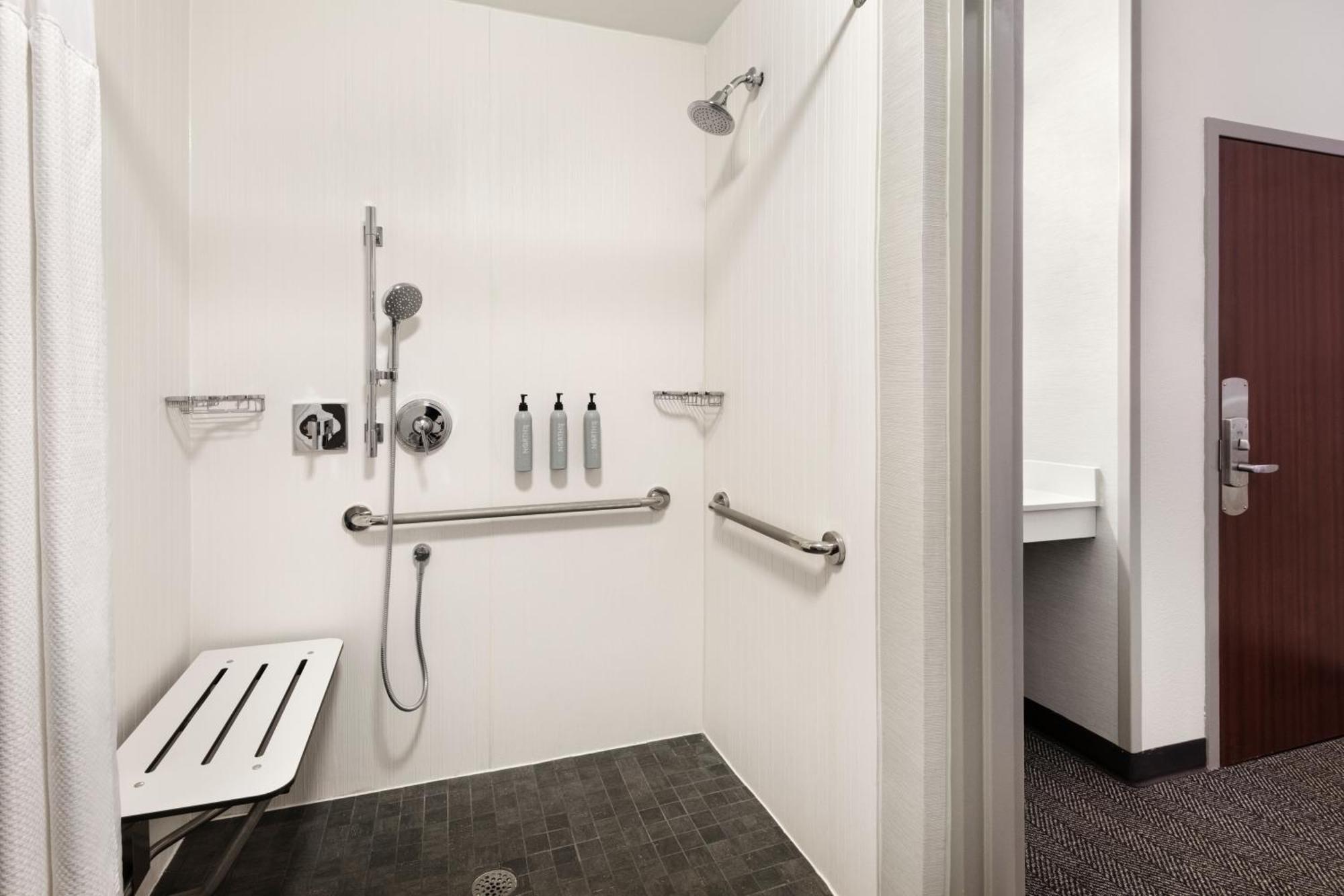Courtyard By Marriott Burlington Hotel Ngoại thất bức ảnh