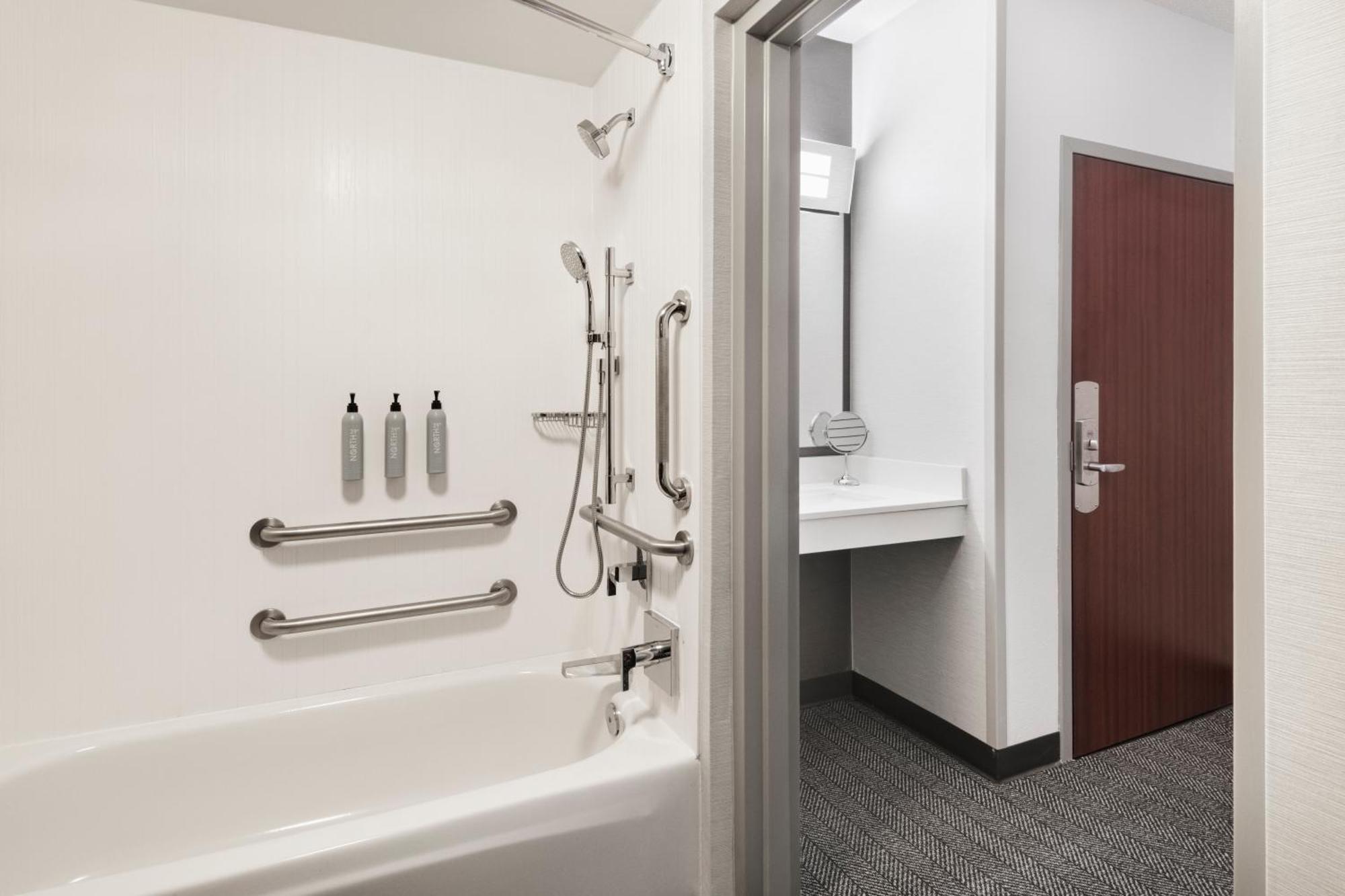 Courtyard By Marriott Burlington Hotel Ngoại thất bức ảnh