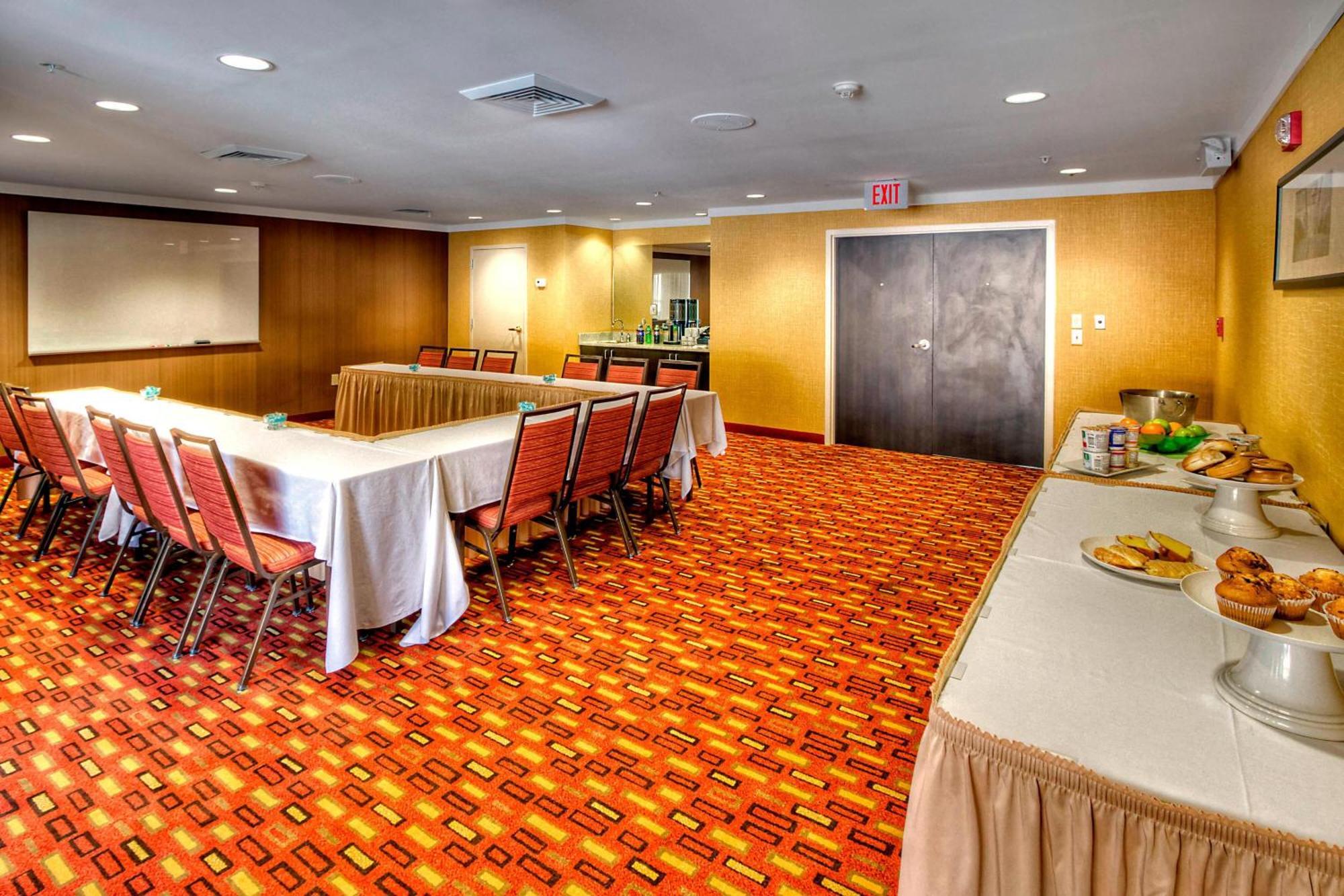 Courtyard By Marriott Burlington Hotel Ngoại thất bức ảnh
