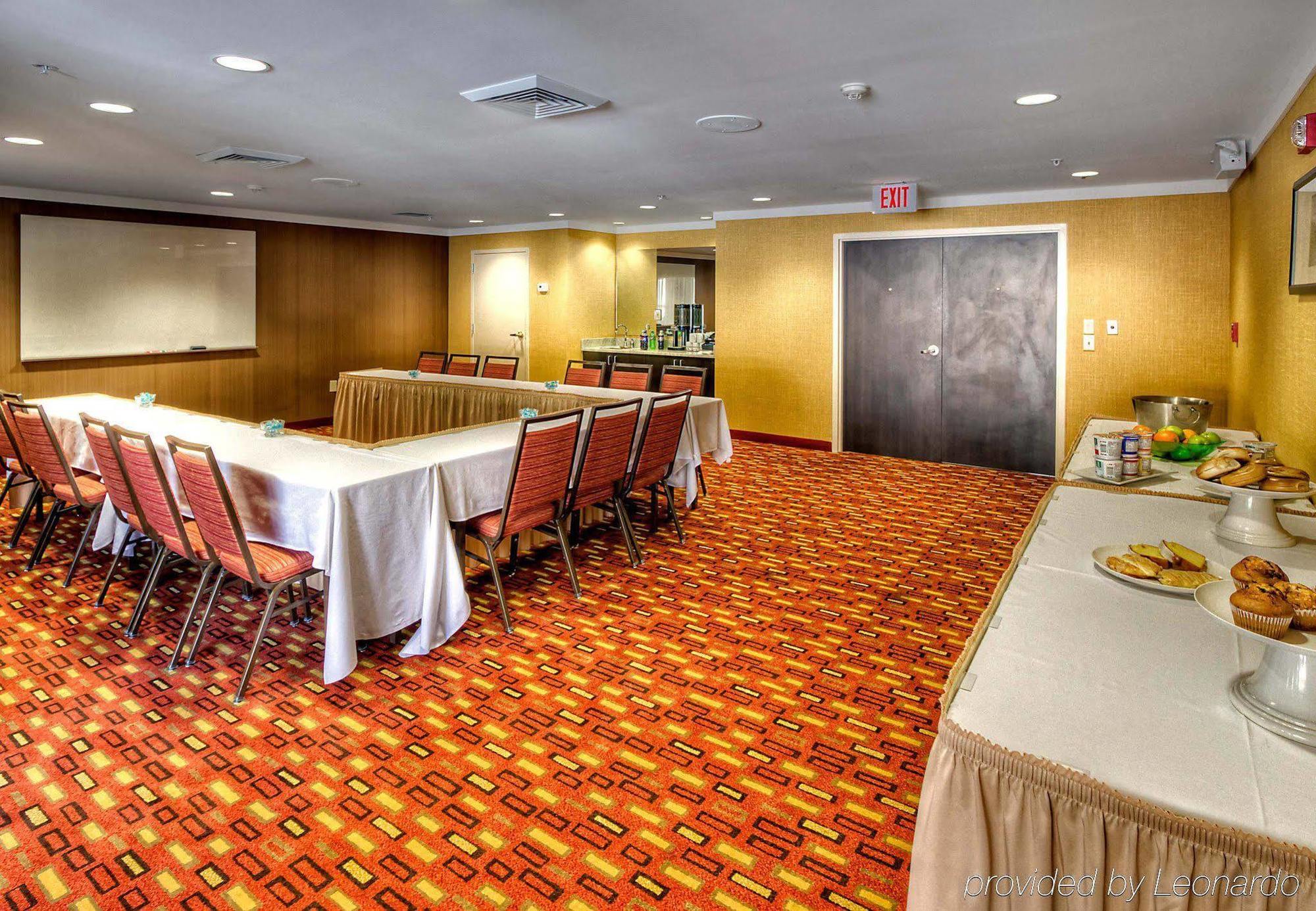 Courtyard By Marriott Burlington Hotel Ngoại thất bức ảnh