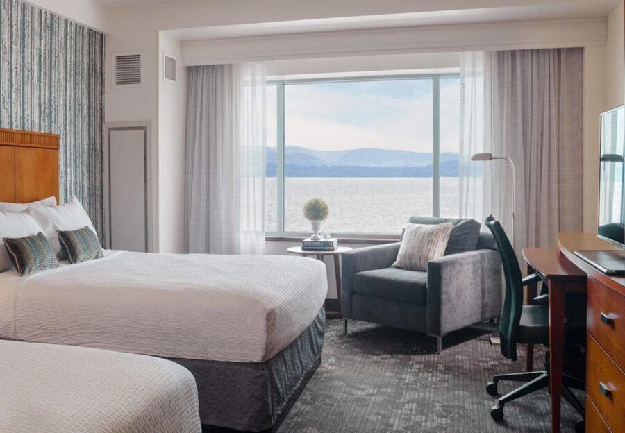 Courtyard By Marriott Burlington Hotel Ngoại thất bức ảnh