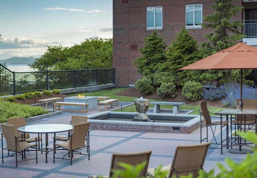 Courtyard By Marriott Burlington Hotel Ngoại thất bức ảnh