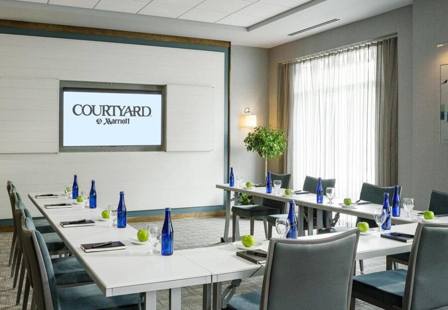Courtyard By Marriott Burlington Hotel Ngoại thất bức ảnh