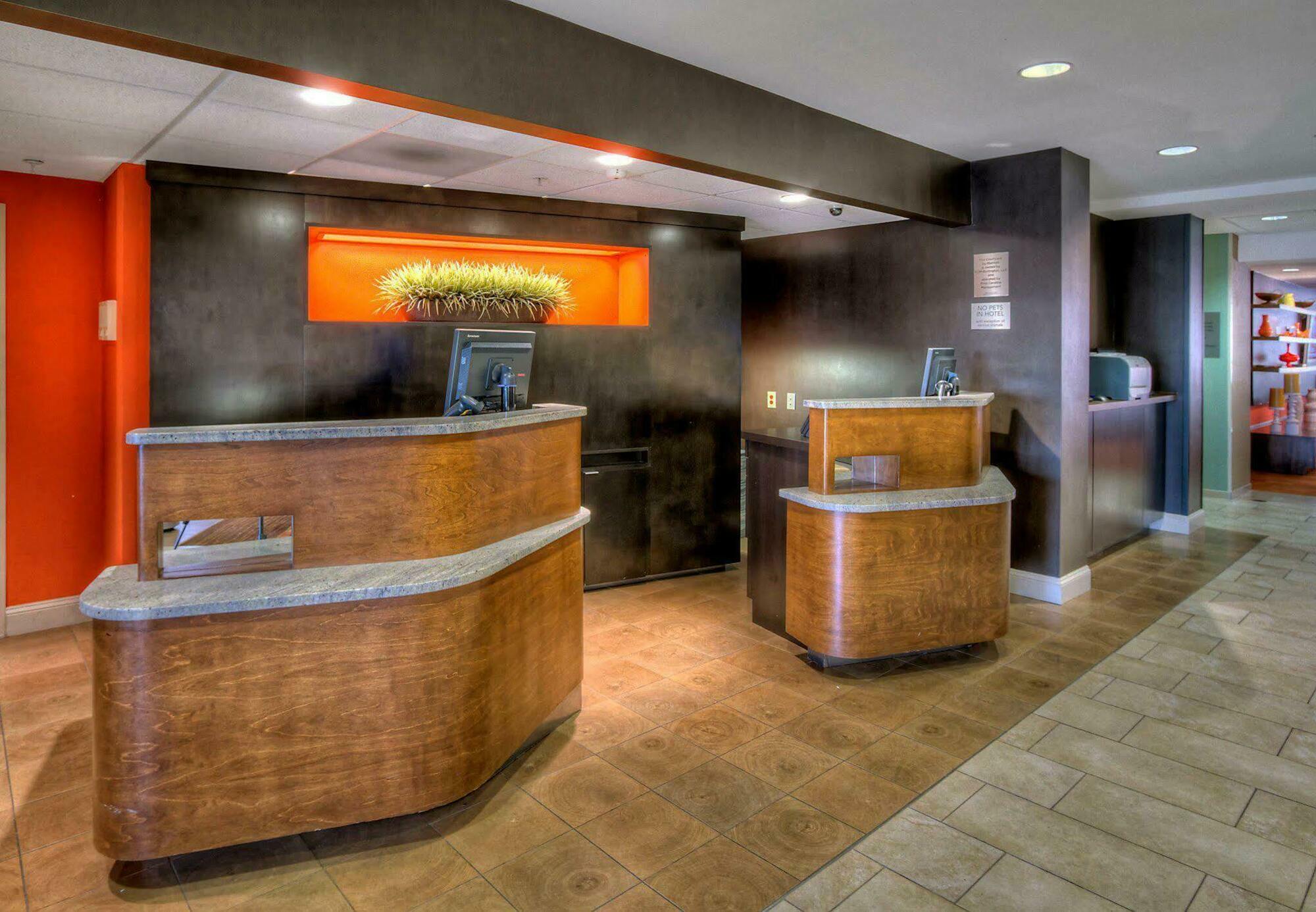 Courtyard By Marriott Burlington Hotel Ngoại thất bức ảnh