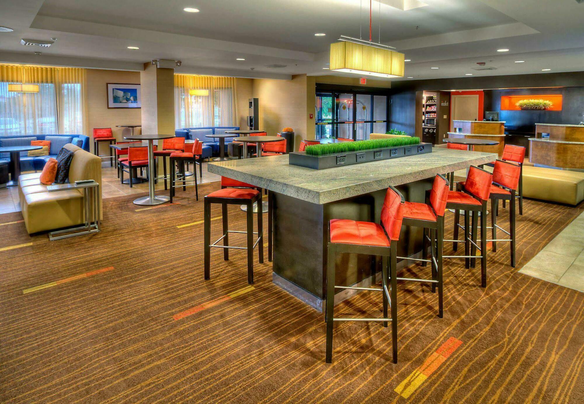 Courtyard By Marriott Burlington Hotel Ngoại thất bức ảnh